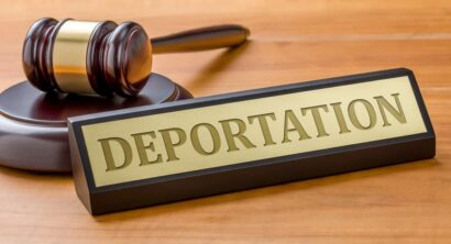A gavel and a name plate with the engraving Deportation