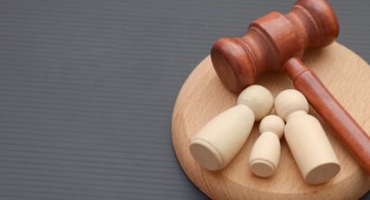 Un mazo y una familia de figuras de madera