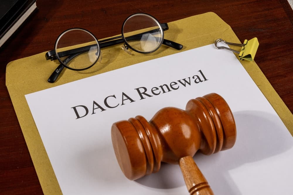 Documento de renovación de acción diferida en el escritorio con mazo – Configuración de derechos de inmigración