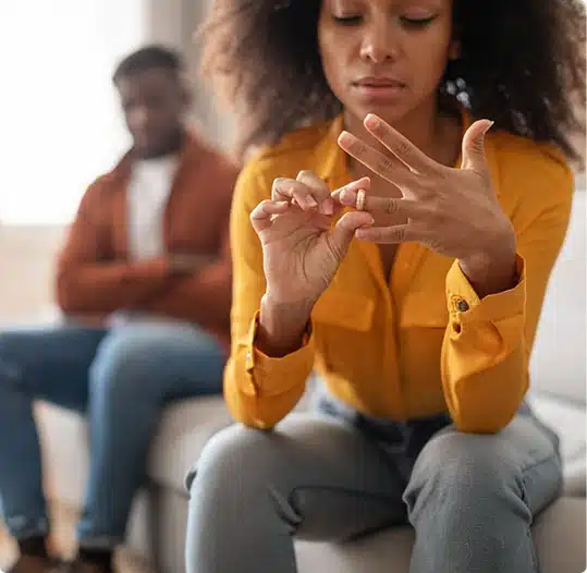 esposa quitándose el anillo de bodas