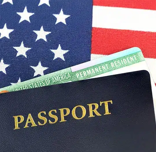 Pasaporte estadounidense y tarjeta de residencia permanente (green card)